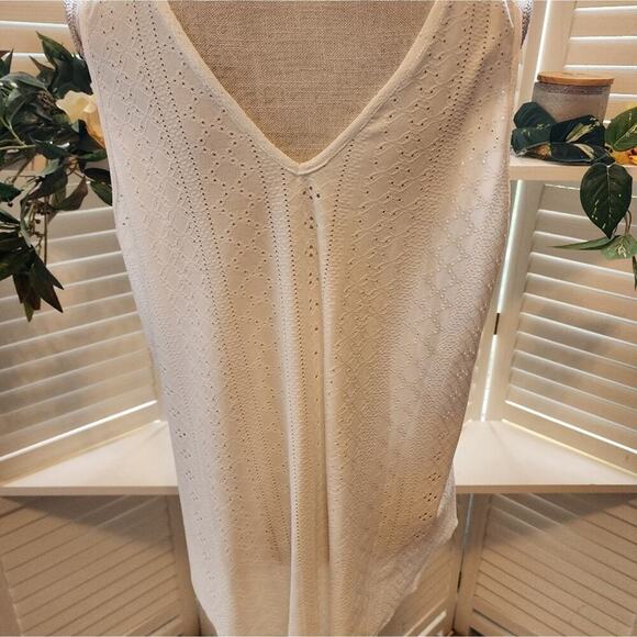 BOUTIQUE WHITE NWOT EYELET LACE V GOLD V NECK BLOUSE(29) MULTIPLE SIZES - Picture 5 of 7
